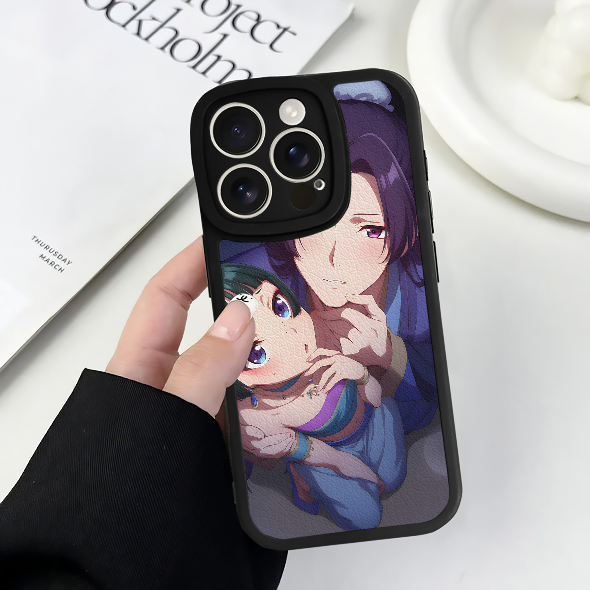 （画像用） 薬屋のひとりごと The Apothecary Diaries 【iPhone 16シリーズ対応】シリコンスマホケース（レザー調） 材質：シリコン